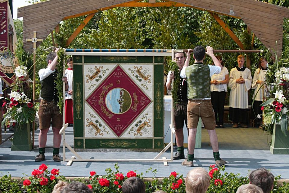 Sünzhausen flag on stage